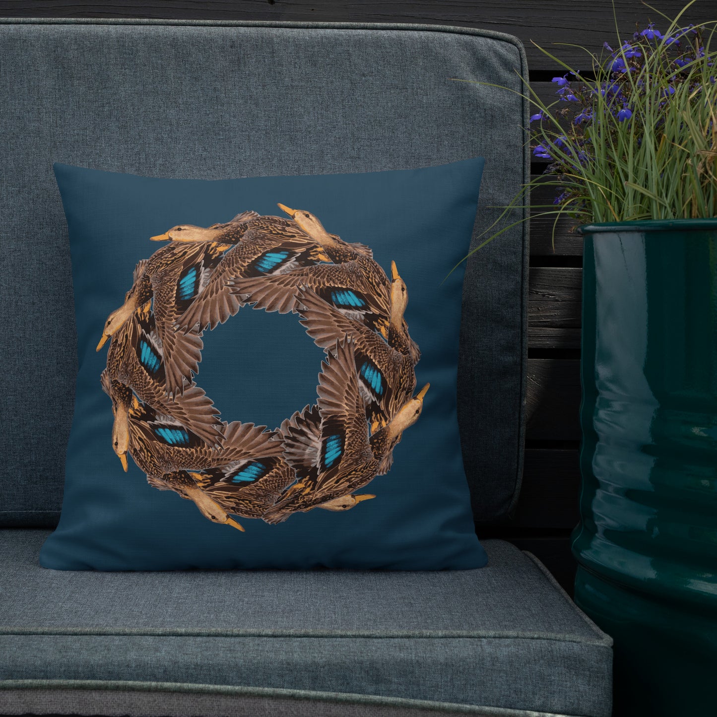 Vintage Duck Motif Cushion – Elegant Wildlife-Inspired Pillow Cushion