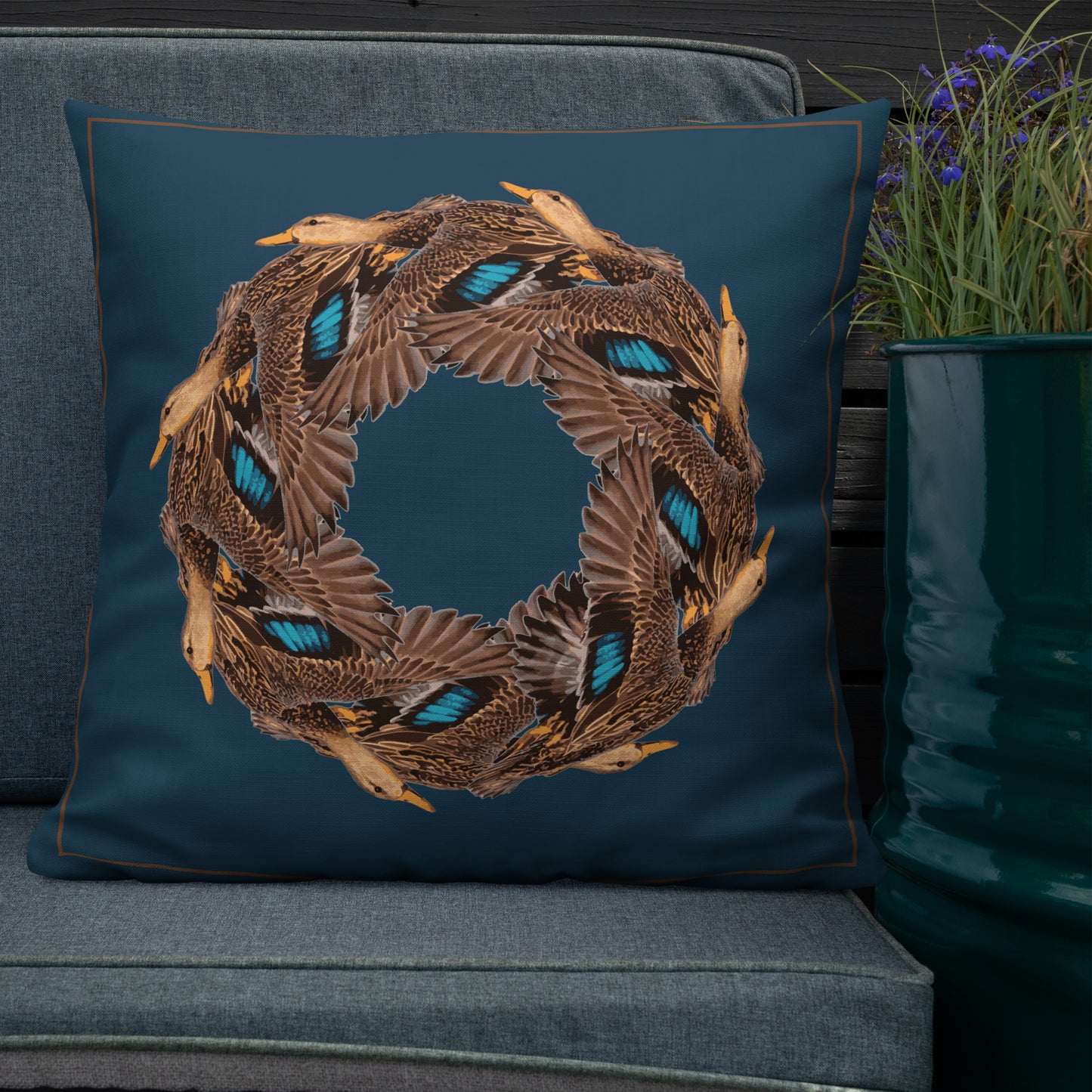 Vintage Duck Motif Cushion – Elegant Wildlife-Inspired Pillow Cushion